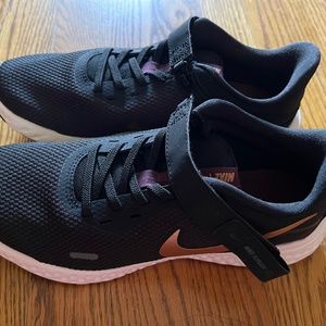NEW Women’s Nike Revolution 5 FlyEase Women's Running Shoes.